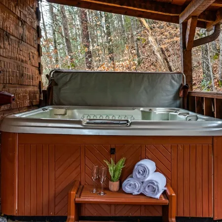 3 minutes to parkway!! Hot tub!! Flat driveway!!
