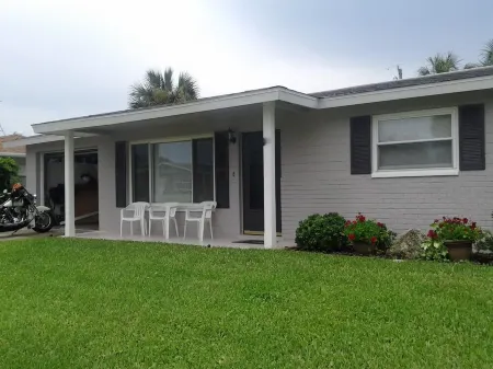 No snow here. 5 minute walk to the beach. Quiet neighborhood. Отели в г. Ормонд-Бай-Те-Си