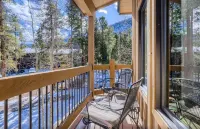 Beautiful 3 bedroom with private hot tub, walkable to town and trails