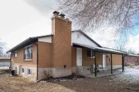 Around The Bend Bungalow - Large Groups Welcome. Hotels near Taylorsville Utah Temple