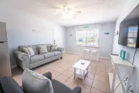 Cheerful 1 bedroom house, 1 block from the beach