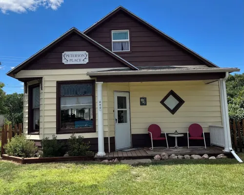 Steps from restaurants and the historic Stockman’s Bar and Grill. Hotels in Jackson County