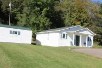 Small House, 2 queen bedrooms, 1 bath, on route 33, Very Nice! 터틀헤드 케이브 주변 호텔