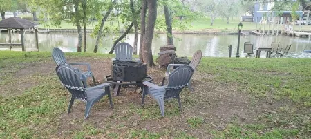 Peace, luxury and fishing under 100 year old oaks