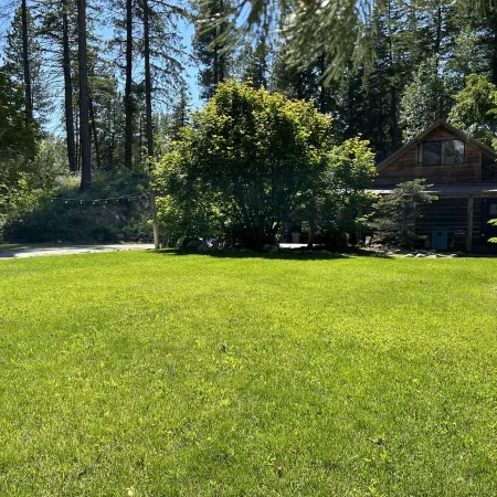 Relaxing log cabin retreat!Private hot tub, Fido Friendly,WI-FI,Snomobile access