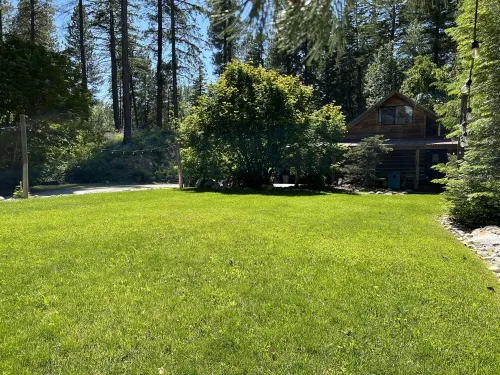 Relaxing log cabin retreat!Private hot tub, Fido Friendly,WI-FI,Snomobile access