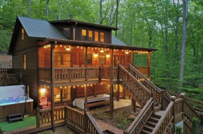 Upscale Cabin! Hot Tub & Arcade!