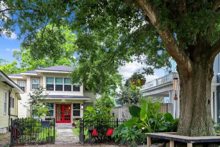 The Garden District Retreat - close to everything! Отели рядом с достопримечательностью «Магнолиа Маунд Плантейшен»