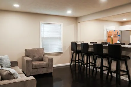 Cozy Corner House 9 min walk from Indianapolis Motor Speedway!