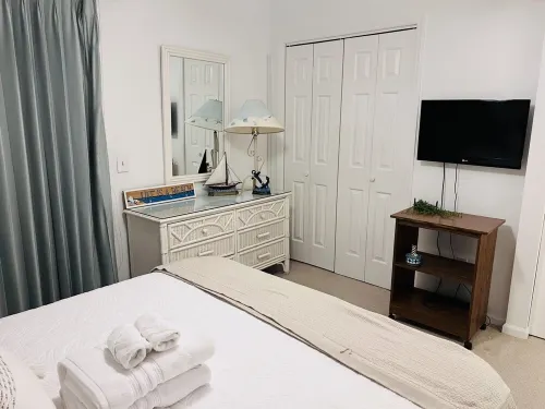 Captain's Corner - 30 seconds to the Beach!