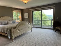 Million Dollar views from 360 wrap-around porch 藍嶺山道附近的飯店