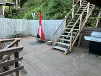 Cozy Cabin on Lake Sutherland with hot tub, huge dock and kayaks!
