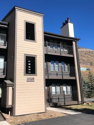 Newly Renovated, 3 bd, 3 bath on shuttle route
