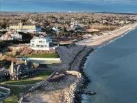 The Saltbox - Watch Hill's Award-Winning Waterfront Retreat. Hoteles en Westerly