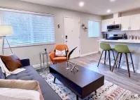 Walk Downtown • Work Here + Desk + Fast WiFi • King Bed • Remodeled Kitchen