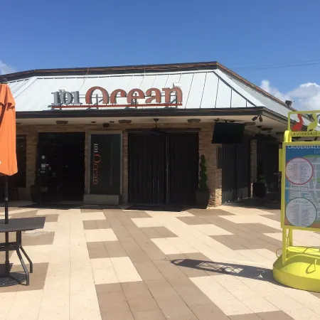 UNIT # 7 Ocean and Downtown view LAUDERDALE BY THE SEA  200 steps to beach fun