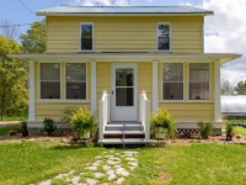 1900’s farmhouse with old country charm.  Six miles to Lake Wallenpaupack 萊克酒店