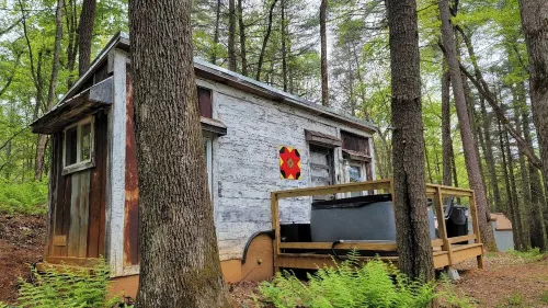 Chipmunk Chalet Tinyhome, nestled in the Chattahoochee National Forest w/hot tub