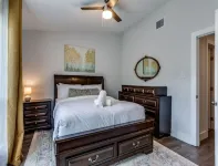 Minutes to trendy spots, free parking, new inside!