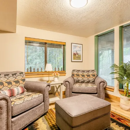 MT HOOD CABIN! Remodeled, 2500 sq ft, Sleeps 12!