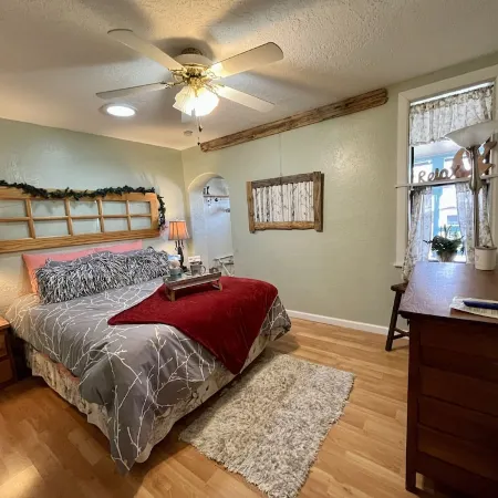 Middle of town lodge style cottage