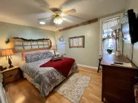 Middle of town lodge style cottage