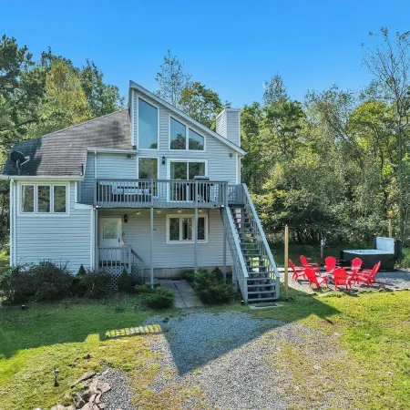 Pocono Dream Chalet- HOT TUB/GameRoom/Lake & Pool Access/ Fireplace / Firepit