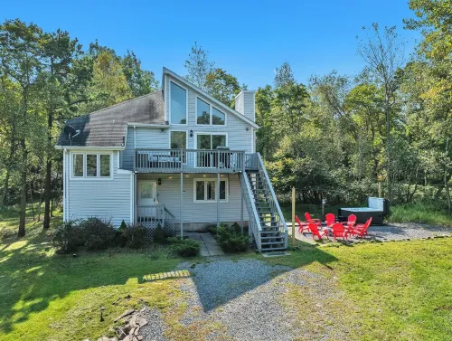 Pocono Dream Chalet- HOT TUB/GameRoom/Lake & Pool Access/ Fireplace / Firepit