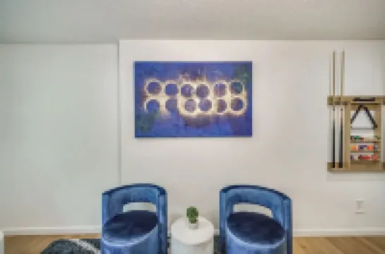 Townhouse with Pool Table - Renovated w/ King Bed Hoteles en Chicopee