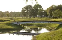 Secured Community w/ 3 pools, Golf. Lakes all around. 30 min from theme parks.