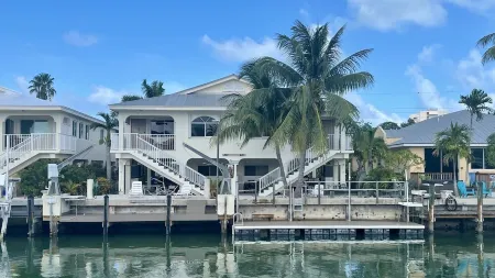 Easy Ocean Access House 30' Dock & Pool at Cabana Club Отели в г. Key Colony Beach