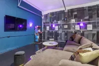 New Luxury Home with Hot Tub & Game Room in Ft. Lauderdale - 10 min to Beach