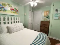 Bayfront, Water View, 5 min to Beach, Fenced-in Yard, Fire Pit, Pet Friendly