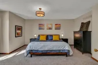 Entire 3-level, 3 BRM home w/King/Queen/Twin beds Hotels near Walmart Supercenter