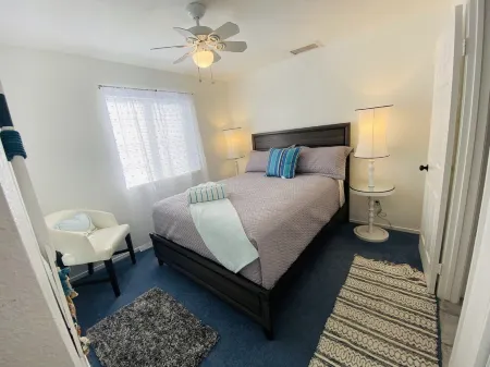 Hot tub jacuzzi,splash water,mini golf,mounting view and popular for hiking area Отели рядом с достопримечательностью «Desert Hot Springs Chamber-Commerce»