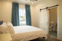 The Vincent C - on Government St! Walk to Restaurants, Bars & Shopping!