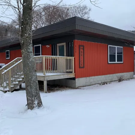 Perfect location for a Pictured Rocks adventure. Snowmobiles & trailers welcome.