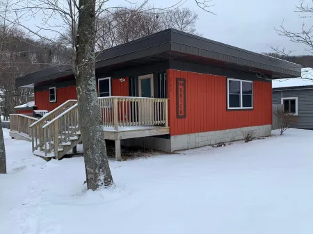 Perfect location for a Pictured Rocks adventure. Snowmobiles & trailers welcome.