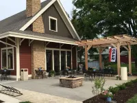 Beautiful walkout lakefront property - Location, Location, Location!!! フェアモントのホテル