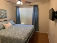 3 King Beds, Heated Pool!! セイフウェイ周辺のホテル