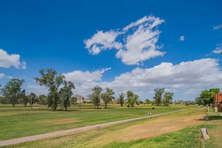 The Oasis of Scottsdale Old Town Getaway 1BR Отели рядом с достопримечательностью «On The Edge Gallery»