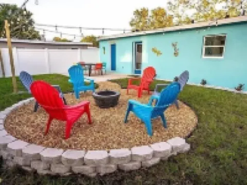 Charming 3-bedroom Aqua Retreat with Patio and Fire Pit in Historic Palmetto. Hoteles en Palmetto