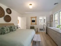 Waterfront Holiday Vacation Villa New England - 2 min from Ocean W/ fireplace Hotels in New London