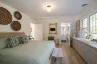 Waterfront Holiday Vacation Villa New England - 2 min from Ocean W/ fireplace