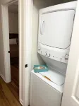 Pet-Friendly, Contemporary Home ✨5 min to Downtown✨