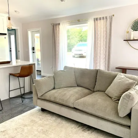 Cozy Carriage House in Downtown Forest City! Отели в г. Кул Спринг