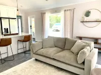 Cozy Carriage House in Downtown Forest City!