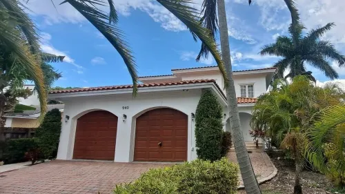 Hollywood Luxurious Waterfall 6 bedroom house . Incredible views