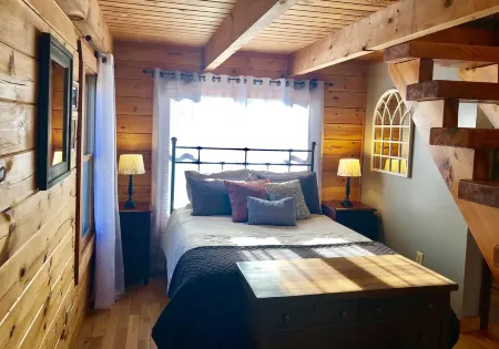 Mountaintop View 1.5 miles from downtown. Hot Tub, WiFi, Fireplace