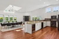 BRAND NEW!! Spacious and Pristine newly remodeled 4-bedroom home in Glen Ellen. Hotels in Eldridge